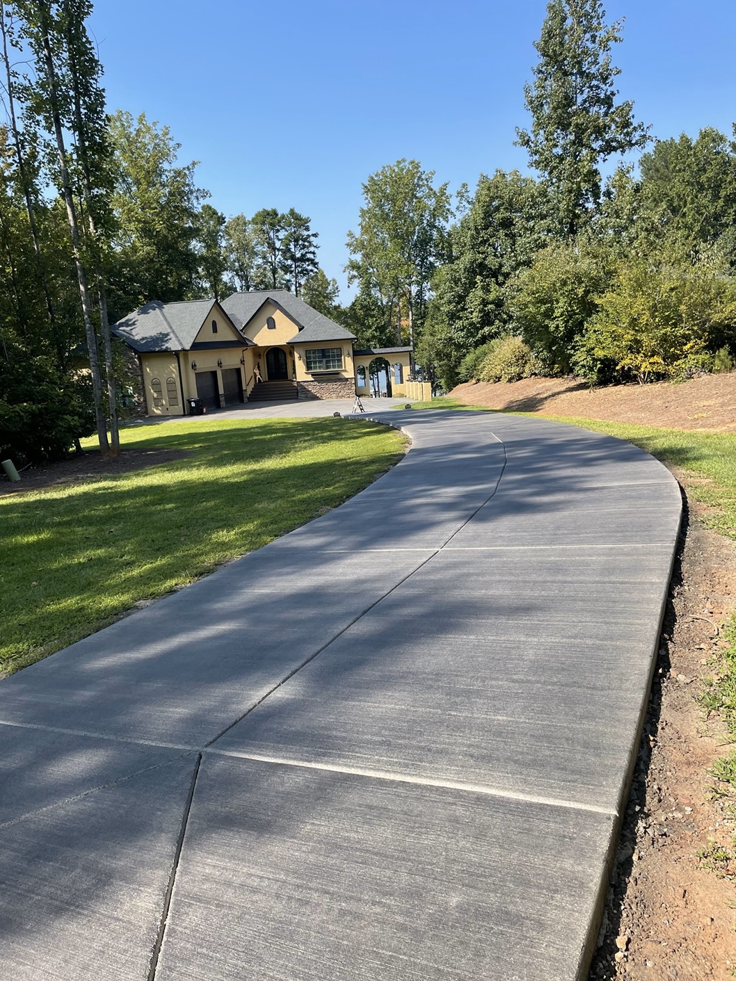 https://advanced-surface.com/wp-content/uploads/2024/09/dark-stain-and-gloss-sealer-on-driveway.jpg